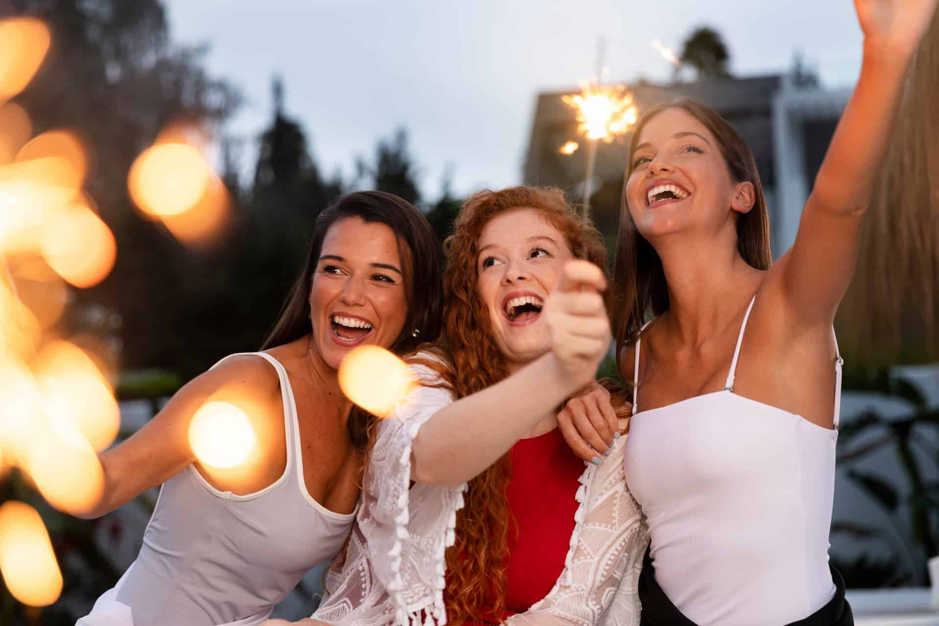 Grupo de amigas celebrando con una bengala